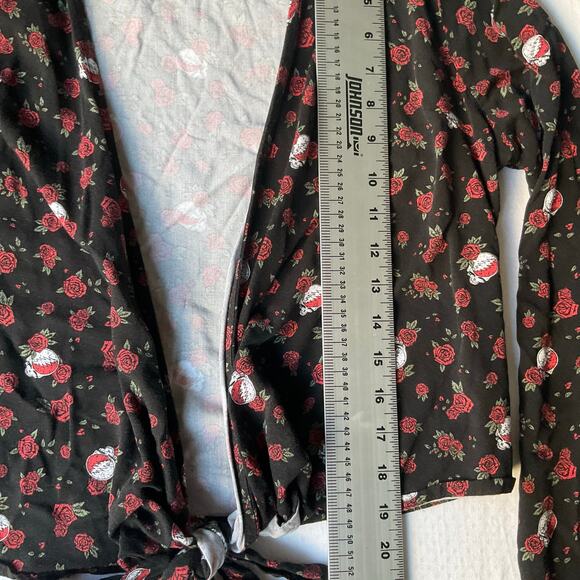 Junk Food Women’s Long Sleeve Rayon Wrap Blouse size L, Black & Red Roses - Picture 4 of 7